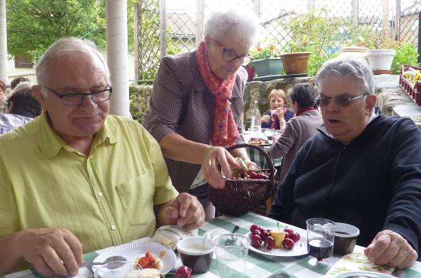 Des assiettes encore bien garnies pour le dessert