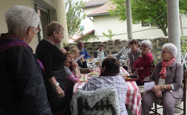 Après le repas la chanson reprend ses droits